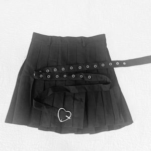 Milkteas.co pleated skorts w/heart buckle belt.